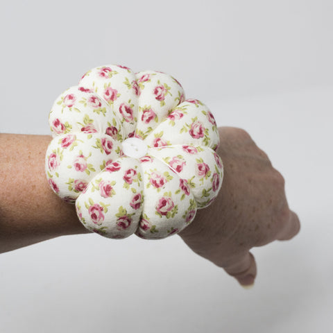 KORBOND Floral Pin Needle Cushion with Elasticated Wrist Strap Cotton Sew 110131