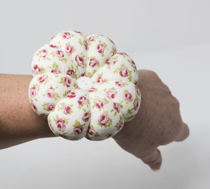 KORBOND Floral Pin Needle Cushion with Elasticated Wrist Strap Cotton Sew 110131
