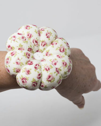 KORBOND Floral Pin Needle Cushion with Elasticated Wrist Strap Cotton Sew 110131